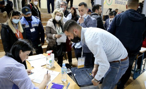 Numerohen 51.1 per qind e qendrave te votimit: Kush kryeson deri tani